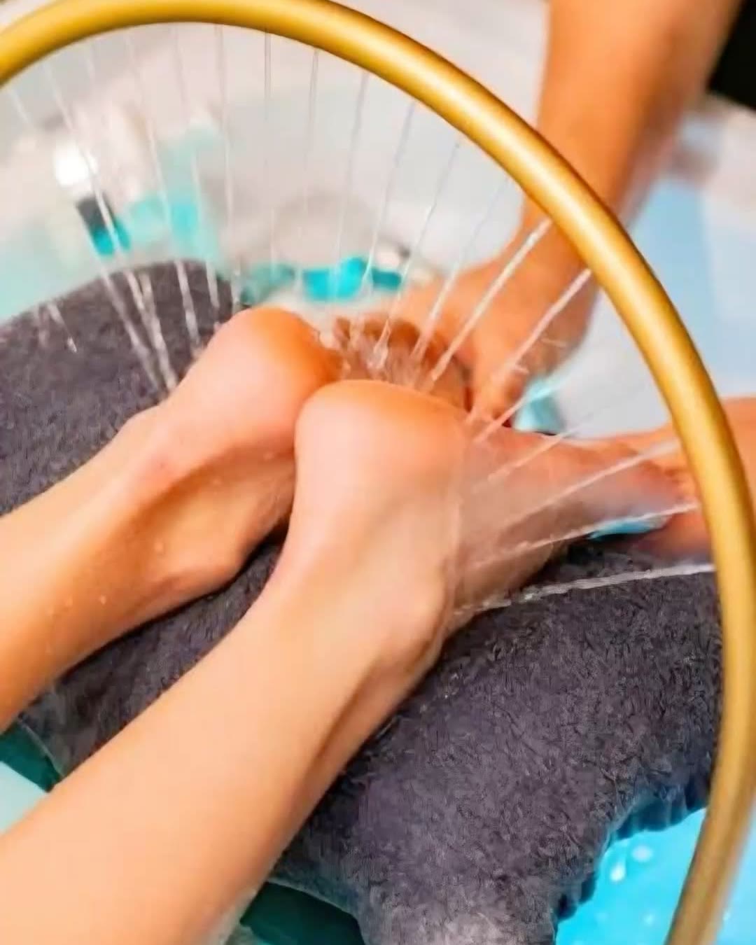 Japansk footspa med varmt vattenregn över fötterna